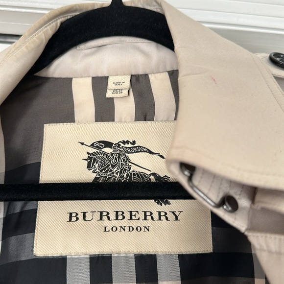 Classic Burberry Trench - Picture 8 of 13